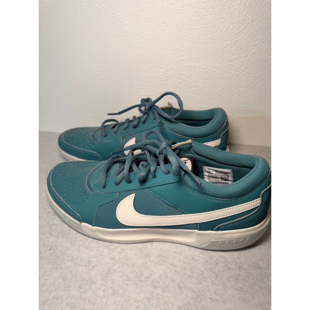 Woman's Nike sneakers / running shoes